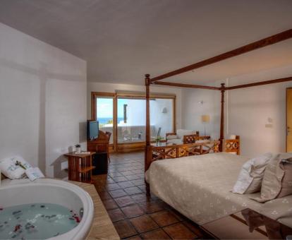Suite con vistas al mar y bañera de hidromasaje privada de este hotel boutique.