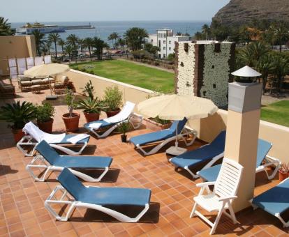 Terraza solarium con vistas al mar y a la Torre del Conde de este hotel con encanto.