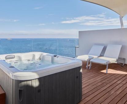 Fabuloso jacuzzi con vistas al mar en la terraza de la Suite Ático.
