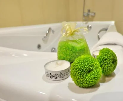 Amplia bañera de hidromasaje en el baño de la Suite.