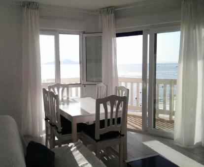 Sala de estar con amplios ventanales y vistas al mar de este hotel con encanto.