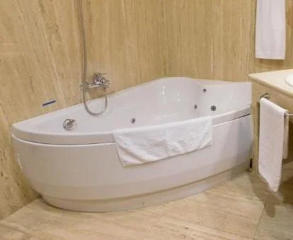 Baño de la Suite Junior del hotel con bañera de hidromasaje privada.