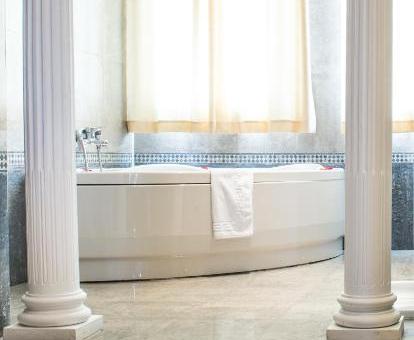 Amplia bañera de hidromasaje privada de la Habitación Doble Superior del hotel.