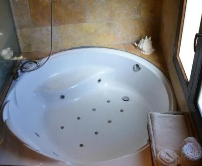 Bañera de hidromasaje redonda del apartamento Deluxe del alojamiento.