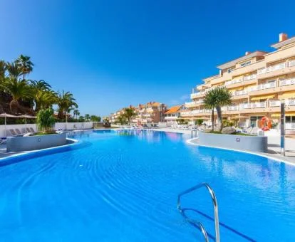 Gran piscina exterior de este hotel con encanto.