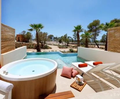 Fabuloso jacuzzi al aire libre de la Signature Level - Suite Junior con acceso directo a la piscina del hotel.