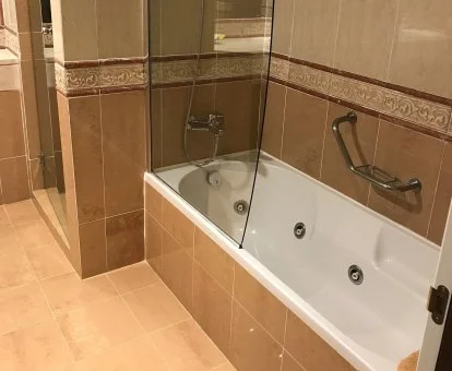 Bañera de hidromasaje privada de una de las habitaciones de tipo lodge.