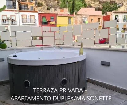 Amplia terraza con jacuzzi al aire libre del apartamento dúplex del establecimiento.