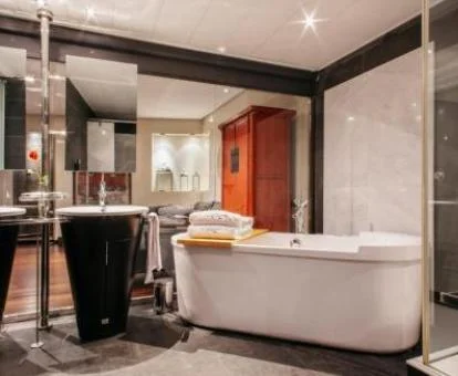 Bañera con hidromasaje privada de la Suite del hotel.