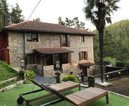 Edificio de este acogedor hotel rural con zonas exteriores y rodeado de naturaleza.