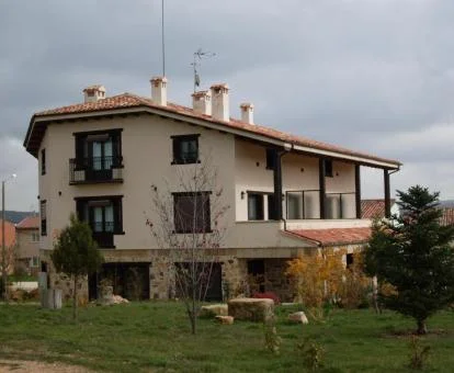 Edificio de este hotel rural con zonas exteriores.