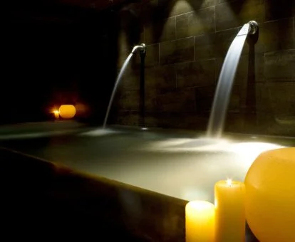 Zona de aguas con chorros de hidroterapia del spa del hotel.