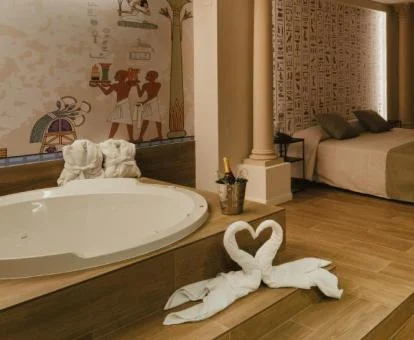 Jacuzzi privado circular junto a la cama de la Suite Superior.