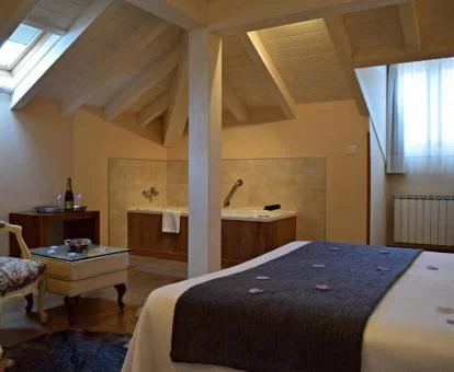 Suite con jacuzzi privado cerca de la cama.