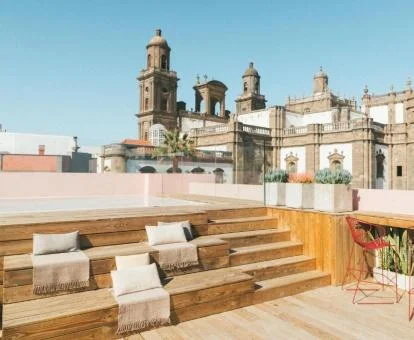 Acogedora terraza con piscina y vistas a la catedral de este emnlemático hotel.