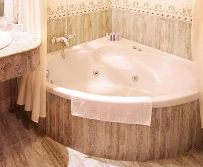 Bañera de hidromasaje privada en el baño de la suite del hotel.
