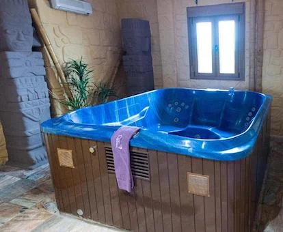Gran jacuzzi circular de la suite junior del alojamiento.