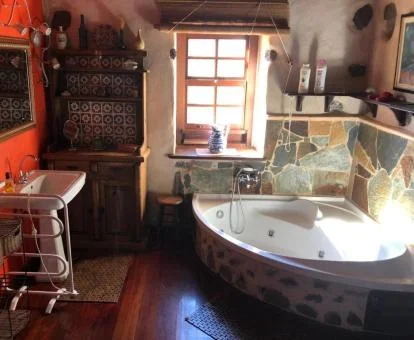 Bañera de hidromasaje de una de las habitaciones del hotel.