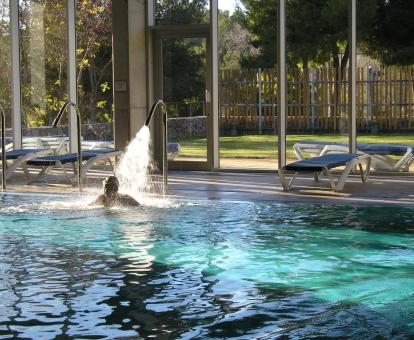 Zona de bienestar con piscina de hidroterapia y acceso al jardín de este coqueto camping.
