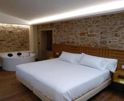 Dormitorio con jacuzzi privado de uno de los acogedores apartamentos del establecimiento.