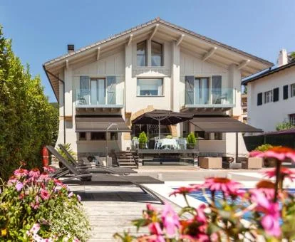 Edificio de este coqueto hotel con encanto con amplias zonas exteriores y mobiliario al aire libre.