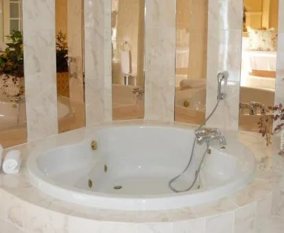 Bañera de hidromasaje redonda de la Habitación Doble Superior.