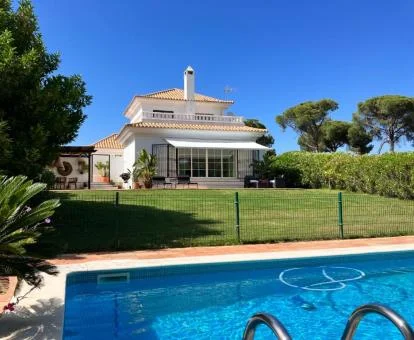 Edificio de este hotel con encanto con piscina al aire libre.
