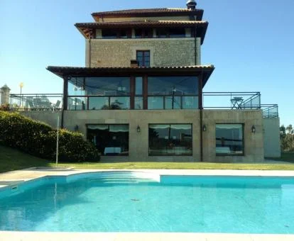 Edificio de este hotel con encanto con amplia zona exterior y piscina al aire libre.