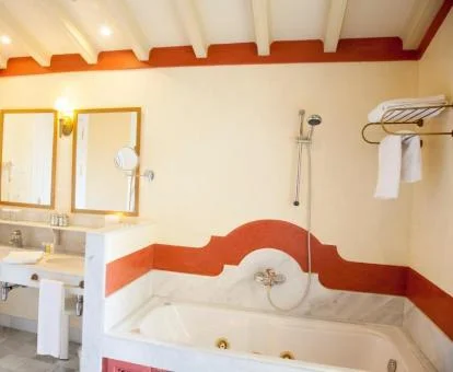 Baño con bañera de hidromasaje privada de la Suite Junior.