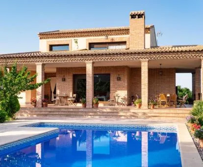 Edificio de este precioso hotel con encanto con piscina exterior y solarium.