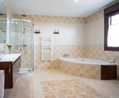 Amplio baño con bañera de hidromasaje de la habitación familiar del hotel.