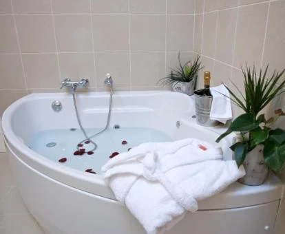 Jacuzzi privado de la Suite del hotel.