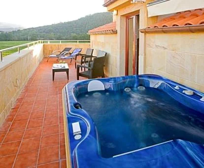 Terraza con jacuzzi privado al aire libre en el Apartamento Superior de un dormitorio.