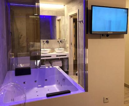 Baño del Apartamento Superior con bañera de hidromasaje privada.