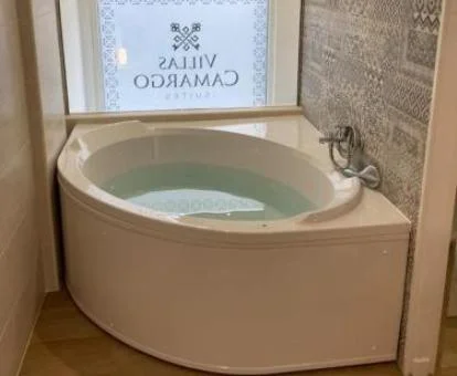 Bañera de hidromasaje privada de uno de los apartamentos del establecimiento.