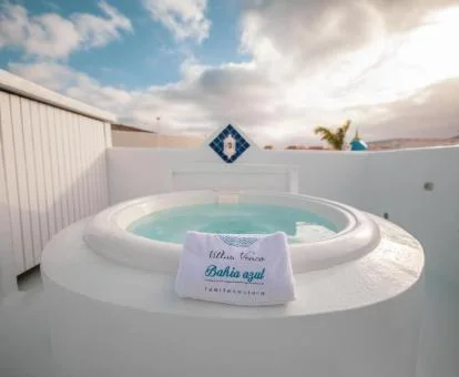 Jacuzzi privado exterior de la Villa Deluxe con piscina privada.
