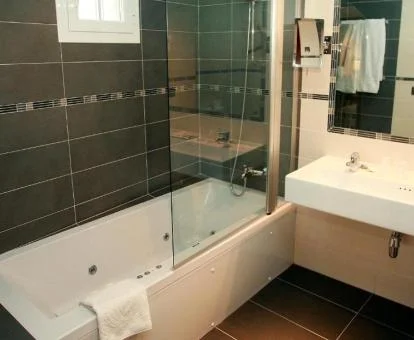 Baño con bañera de hidromasaje privada de la habitación doble superior del hotel.