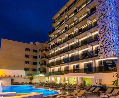 Edificio de este hotel con encanto con piscina exterior y solarium con tumbonas.