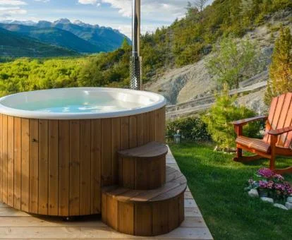 Jacuzzi privado al aire libre del Chalet Superior del alojamiento.