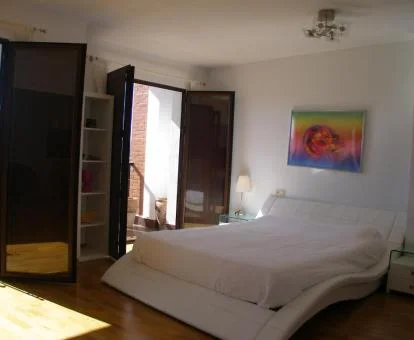 Preciosa suite con bañera de hidromasaje y cama grande de este establecimiento.
