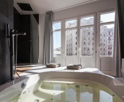 Fabuloso jacuzzi privado con vistas a la ciudad de una de las habitaciones del hotel.