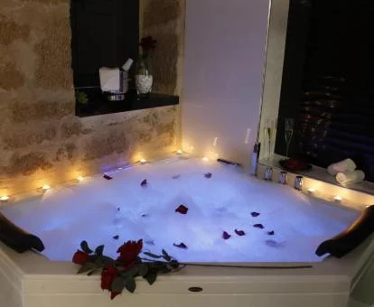 Gran bañera de hidromasaje privada para dos personas de la suite executive del hotel. 