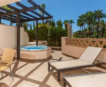 Preciosa terraza con un amplio jacuzzi privado de la suite de un dormitorio con cocina.