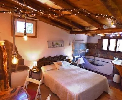 Cabaña con jacuzzi privado junto a la cama en la habitación doble con bañera de hidromasaje