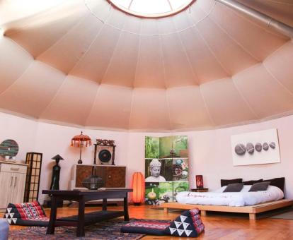 Interior de esta preciosa yurta ideal para disfrutar de una escapada romántica.