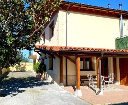Preciosa casa independiente con zona exterior.