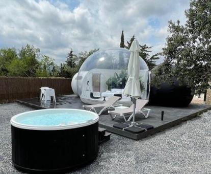 Suite burbuja con bañera de hidromasaje privada al aire libre del alojamiento.